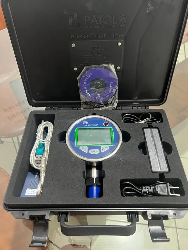 Instrumento digital de alta precisão FluidControls em maleta de calibração